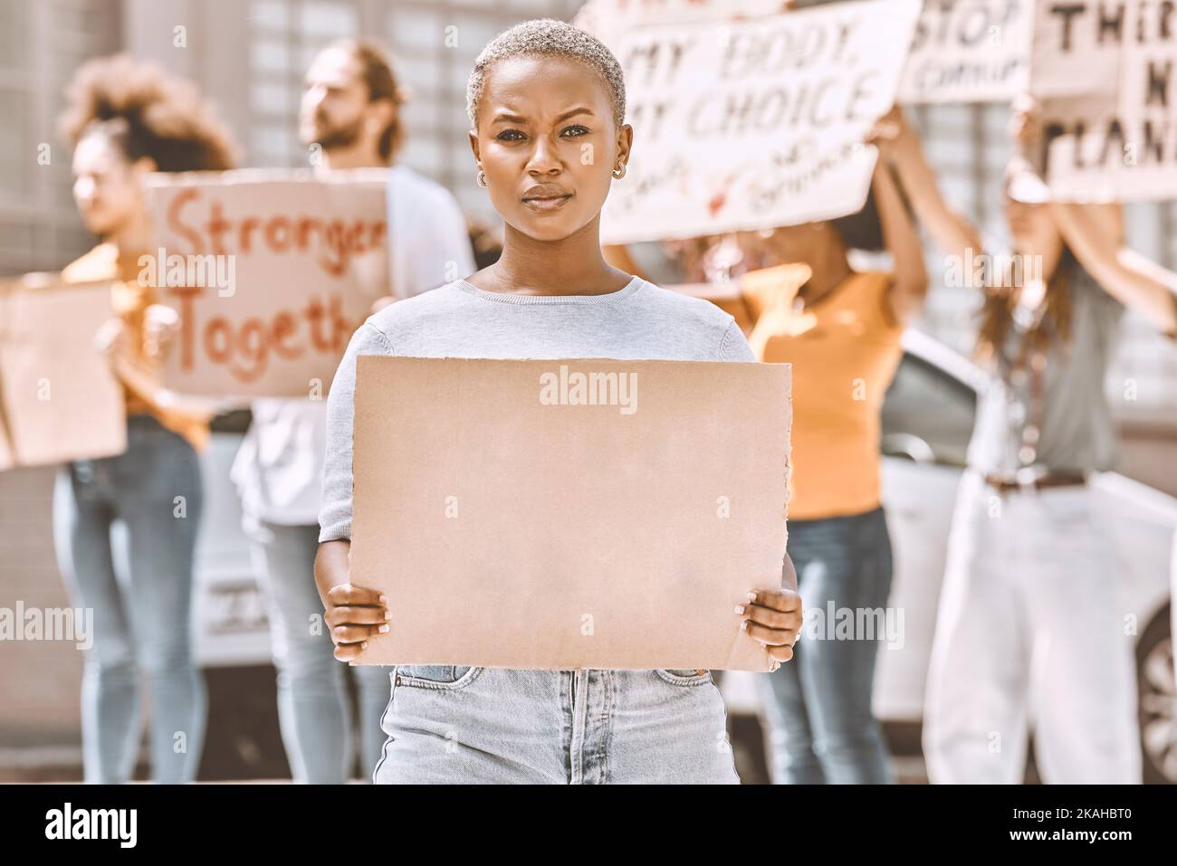 Protestieren, unterschreiben und mockup mit einer schwarzen Aktivistin, die während einer Kundgebung oder Demonstration Karton in der Hand hält. Plakat, Freiheit und Politik mit einem Jungen Stockfoto