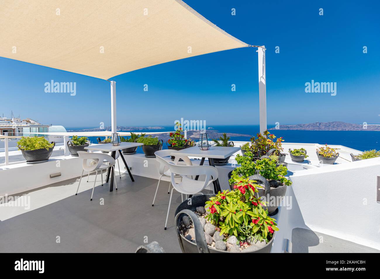 Wunderschöne Landschaft auf der Santorini-Terrasse, weiße Architektur mit sonnigem Blick auf die Caldera. Berühmtes Touristenhotel Resort, Reise Urlaubsziel Stockfoto