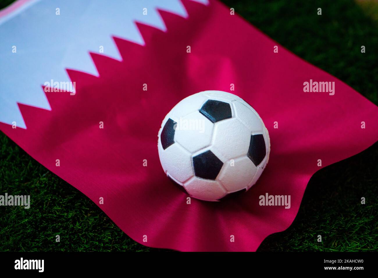 Serbische Fußballnationalmannschaft. Nationalflagge auf grünem Gras und Fußball. Fußball-Wallpaper für Meisterschaft und Turnier im Jahr 2022. Internationale Welt Stockfoto