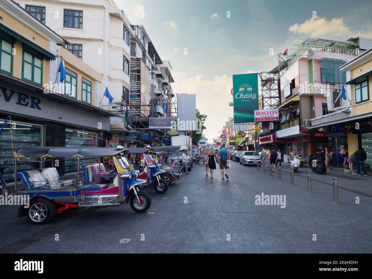 Bangkok, Thailand, 3. November 2022. Berühmte Touristenattraktion Khaosan Road. Es ist den ganzen Tag über voll mit Straßenverkäufern und Touristen. Stockfoto