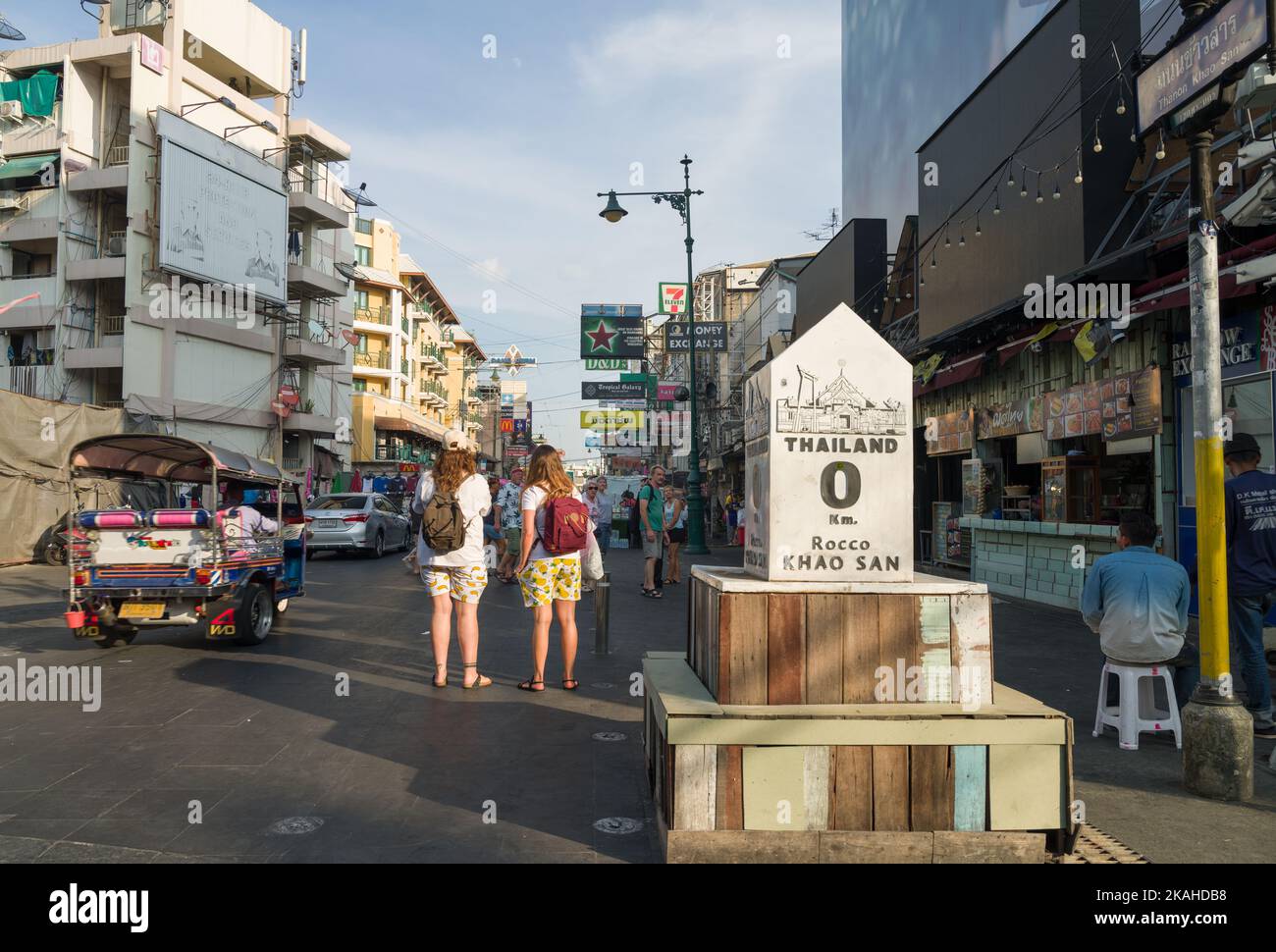 Bangkok, Thailand, 3. November 2022. Berühmte Touristenattraktion Khaosan Road. Es ist den ganzen Tag über voll mit Straßenverkäufern und Touristen. Stockfoto