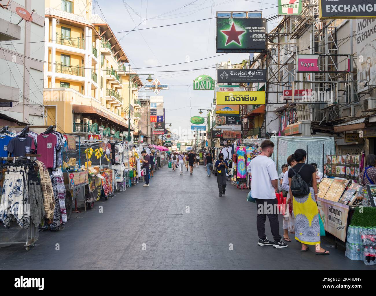 Bangkok, Thailand, 3. November 2022. Berühmte Touristenattraktion Khaosan Road. Es ist den ganzen Tag über voll mit Straßenverkäufern und Touristen. Stockfoto