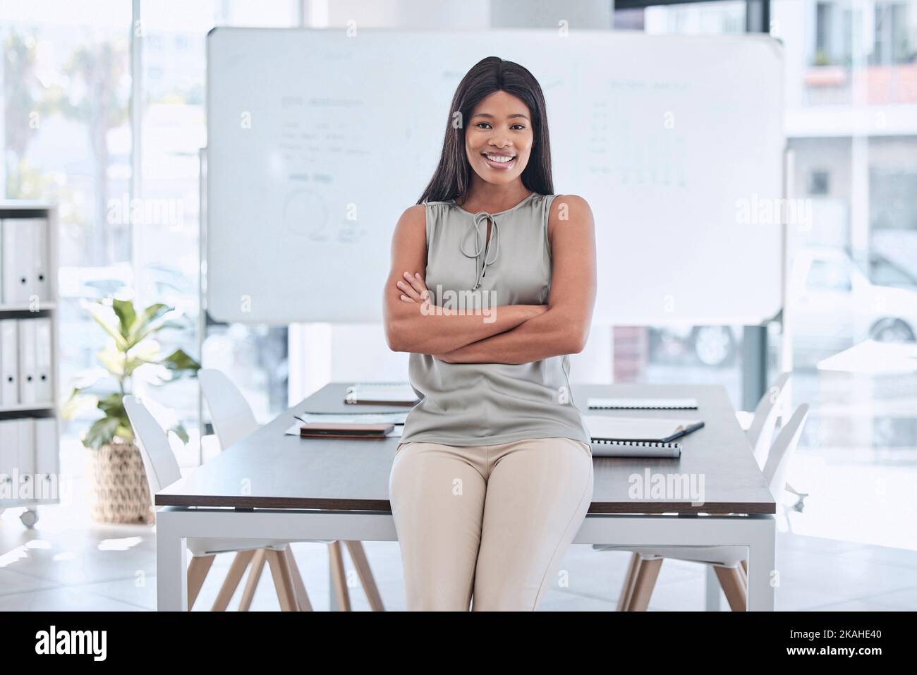 Corporate, Lächeln und schwarze Frau mit Stolz auf Job in der Verwaltung bei einem Startup-Marketing-Unternehmen. Glücklich, Führungskraft und Porträt einer Geschäftsfrau Stockfoto