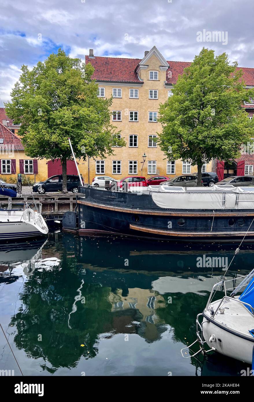 Die Boote vertäuten entlang des Kanals, Christianshavn, Kopenhagen, Seeland, Dänemark Stockfoto