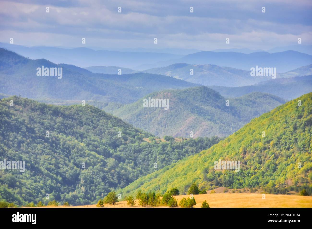 Spätsommer Berglandschaft Blick von Dobroselica, cajetina, Serbien Stockfoto