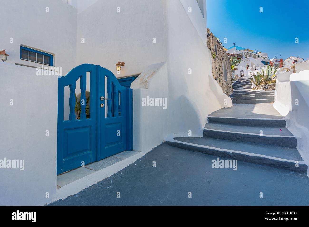 Wunderschöner Panoramablick auf die Straße auf das blaue Mittelmeer, die Caldera und den Vulkan. Traditionelle weiße Architektur der Insel Santorini, Thira, Griechenland Stockfoto