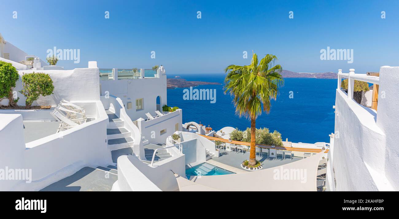 Wunderschöner Panoramablick auf die Straße auf das blaue Mittelmeer, die Caldera und den Vulkan. Traditionelle weiße Architektur der Insel Santorini, Thira, Griechenland Stockfoto