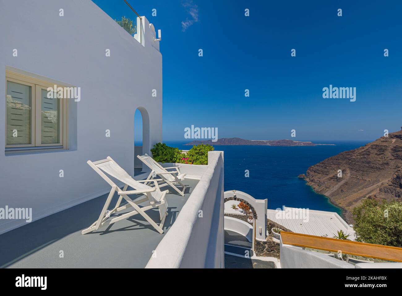 Wunderschöner Panoramablick auf die Straße auf das blaue Mittelmeer, die Caldera und den Vulkan. Traditionelle weiße Architektur der Insel Santorini, Thira, Griechenland Stockfoto