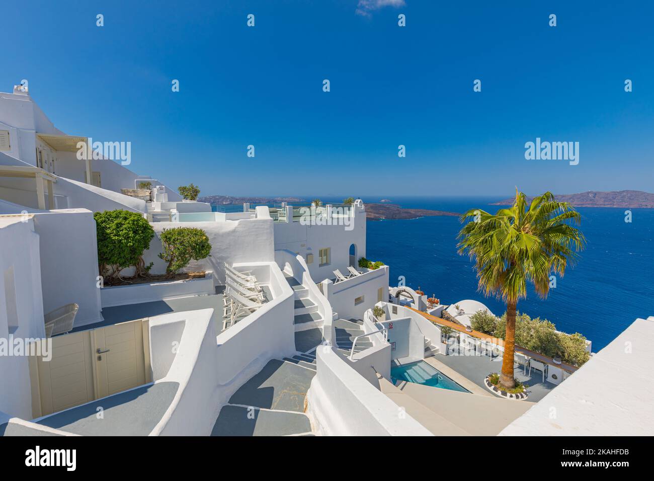 Wunderschöner Panoramablick auf die Straße auf das blaue Mittelmeer, die Caldera und den Vulkan. Traditionelle weiße Architektur der Insel Santorini, Thira, Griechenland Stockfoto