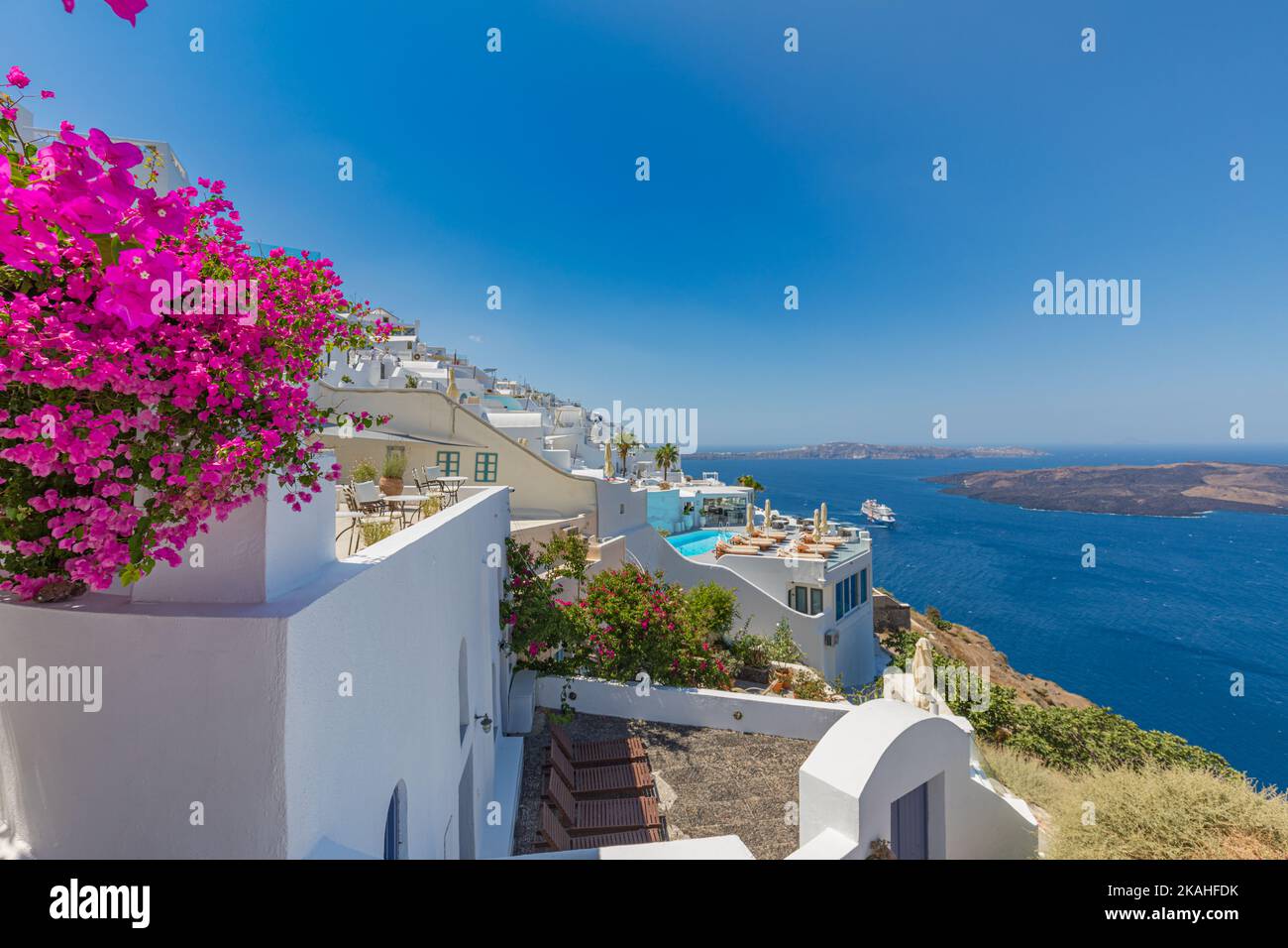 Wunderschöner Panoramablick auf die Straße auf das blaue Mittelmeer, die Caldera und den Vulkan. Traditionelle weiße Architektur der Insel Santorini, Thira, Griechenland Stockfoto