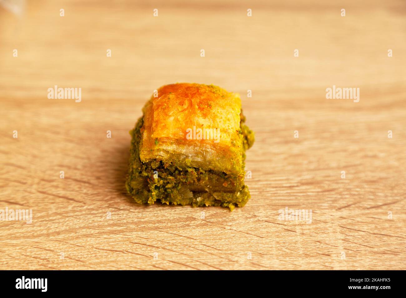 Baklava mit Pistazie, einer der schönsten Desserts der türkischen Küche, türkisches Dessert Baklava, auf Eiche Schneidebrett Stockfoto