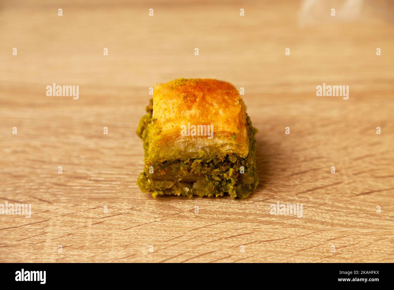 Baklava mit Pistazie, einer der schönsten Desserts der türkischen Küche, türkisches Dessert Baklava, auf Eiche Schneidebrett Stockfoto