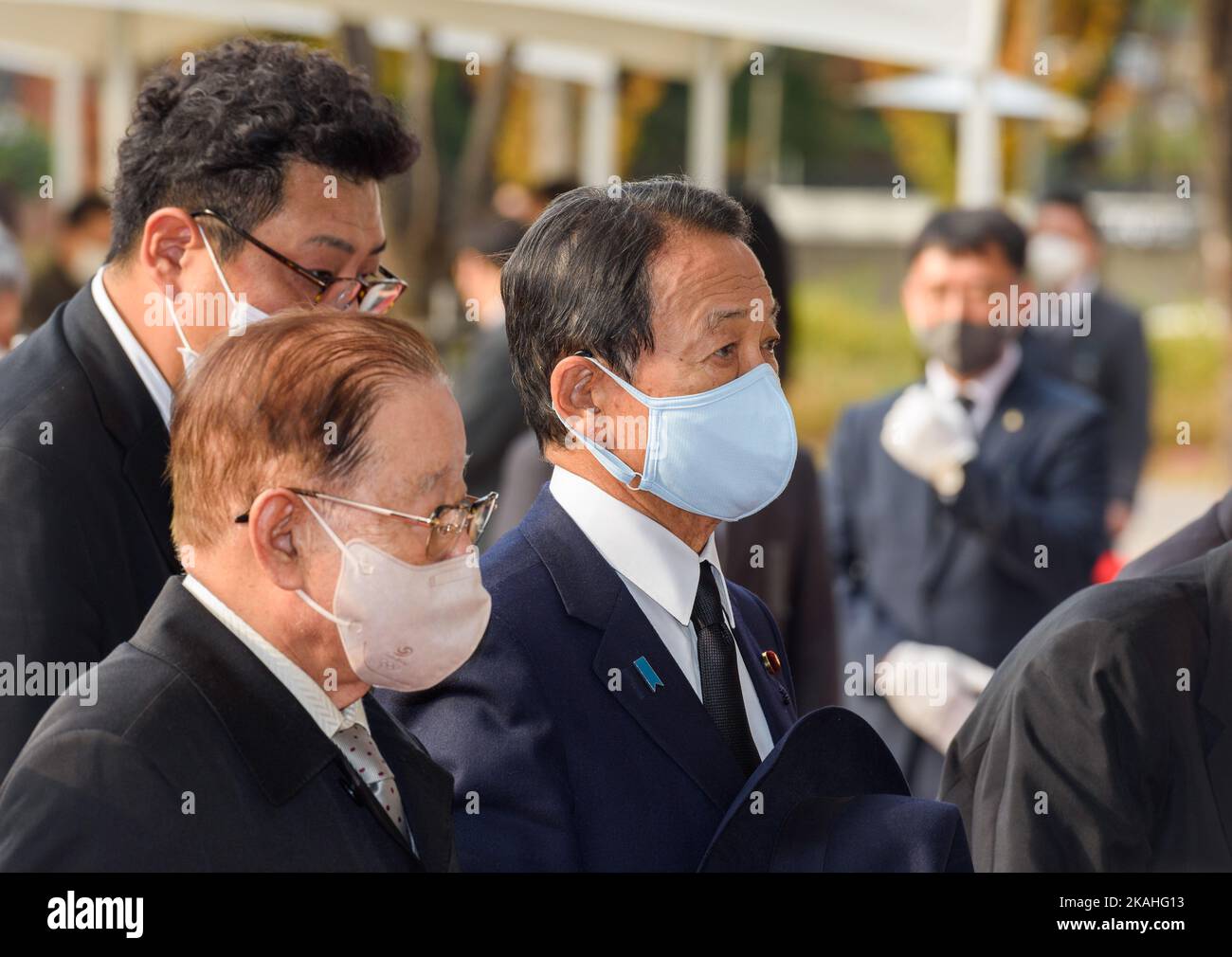 Seoul, Südkorea. 03.. November 2022. Der ehemalige japanische Premierminister Taro Aso zollt vor dem Rathaus in Seoul vor einem gemeinsamen Gedenkaltar den Opfern der tödlichen Halloween-Menschenmenge Tribut. Bis zum 5. November wurde eine einwöchige nationale Trauerperiode ausgerufen. Mindestens 156 Menschen, meist 20s, wurden am 29. Oktober in der Nacht zum. Oktober bei einer tödlichen Menschenmenge bei Halloween-Feiern im beliebten Nachtleben-Viertel Itaewon getötet. (Foto von Kim Jae-Hwan/SOPA Images/Sipa USA) Quelle: SIPA USA/Alamy Live News Stockfoto