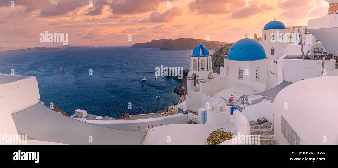 Sommerziel Europa. Reisekonzept, Sonnenuntergang malerische Landschaft der Insel Santorini, Oia, Griechenland. Caldera Blick, bunte Wolken, Traum Stockfoto