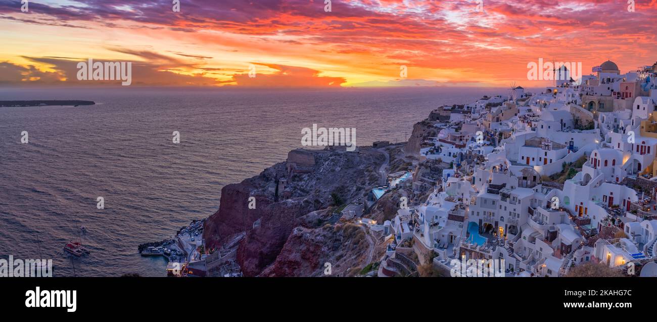 Oia Dorf bei Nacht, Santorini Insel. Berühmte Reiselandschaft, Luxus Urlaubsziel landschaftlich. Schöne Aussicht auf fabelhaftes malerisches Dorf Stockfoto