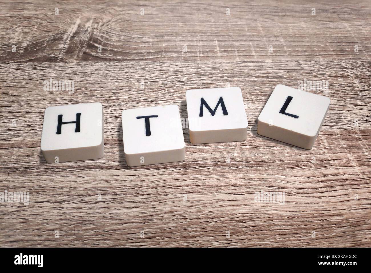 Beschriftierte Kunststofffliesen auf Holzplatten mit der Abkürzung HTML (Hypertext Markup Language). Stockfoto