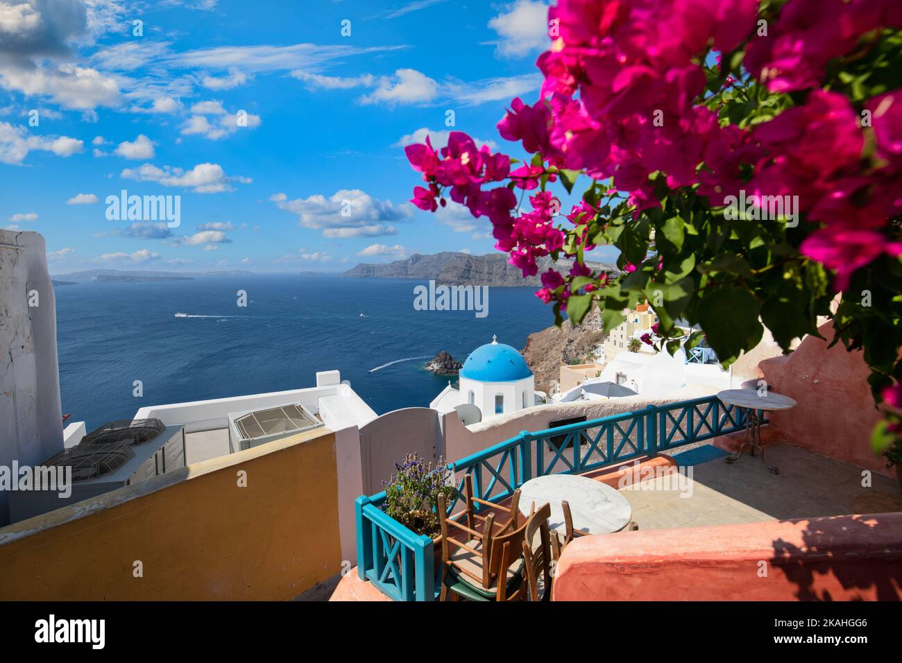 Sommerurlaub städtischen szenischen Luxus berühmtes Ziel. Weiße Architektur in Santorini, Griechenland. Perfekte Reiseszenerie mit Terrasse sonnig-blauer Himmel Stockfoto
