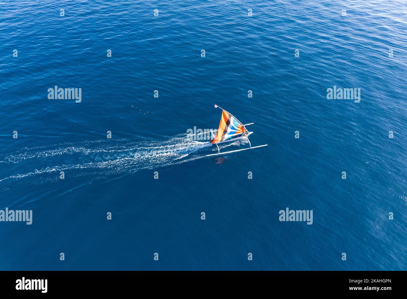 Luftaufnahme eines traditionellen Fischerbootes, das im Ozean segelt, Lombok, West Nusa Tenggara, Indonesien Stockfoto