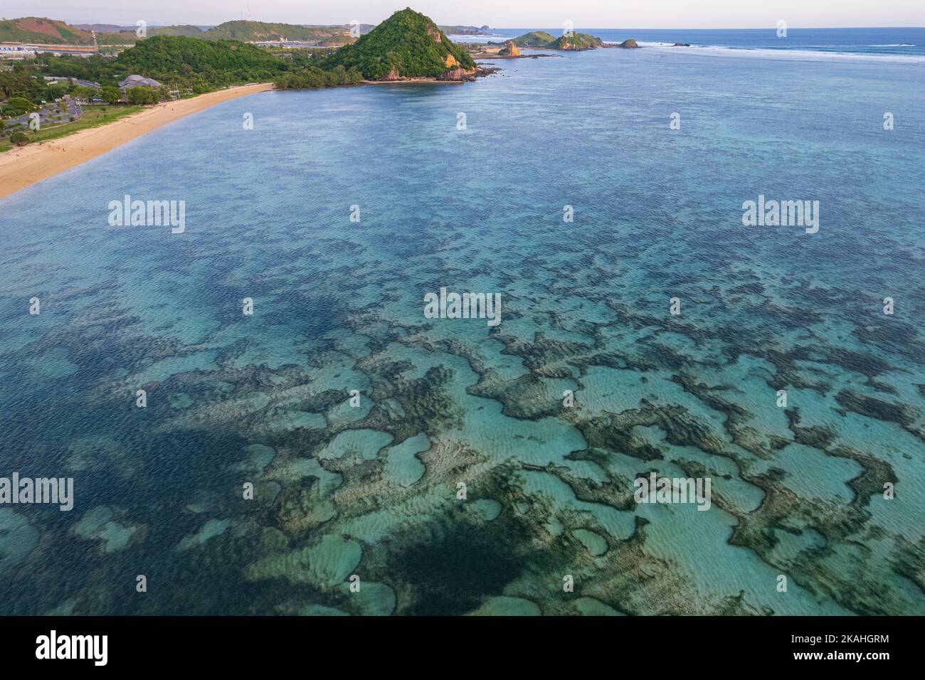 Luftaufnahme von Korallenriffen im türkisfarbenen Meer, Kuta Mandalika, Lombok, West Nusa Tenggar, Indonesien Stockfoto