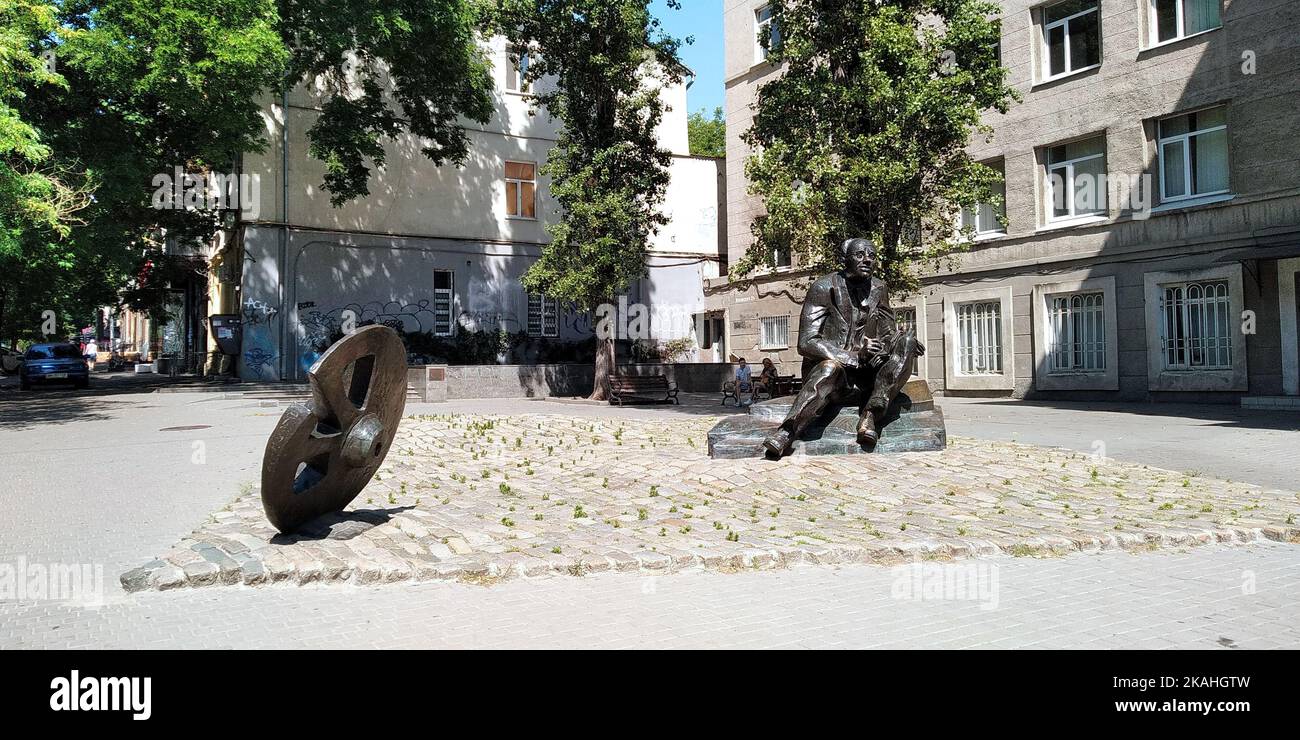 ODESSA, UKRAINE - 16. JUNI 2019: Dies ist das Denkmal für den Schriftsteller Isaac Babel. Stockfoto