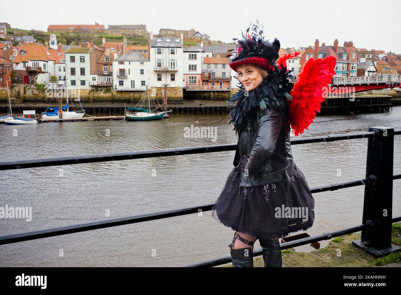 Goth gekleidet ältere Frau in Leder mit roten Flügeln an Whitby Goth Wochenende Stockfoto