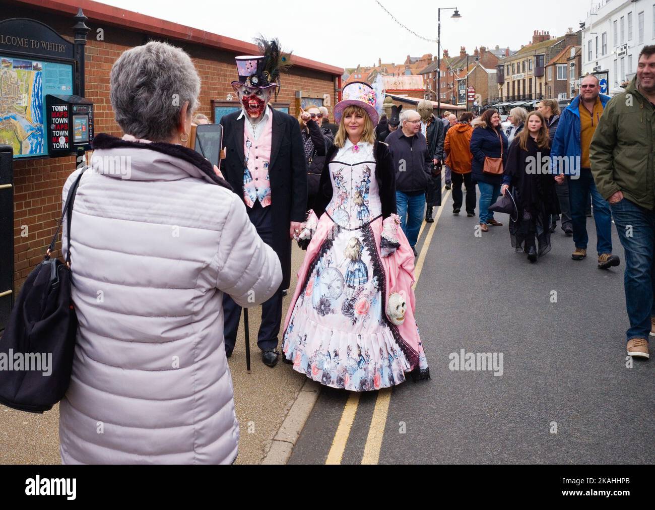 Eines der furchteinflößendsten Kostüme beim Goth Festival Weekend in Whitby, das jeden Oktober stattfindet Stockfoto