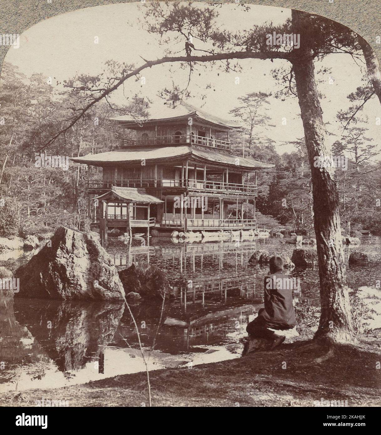 Japan, Junge, der den Tempel anschaut Stockfoto