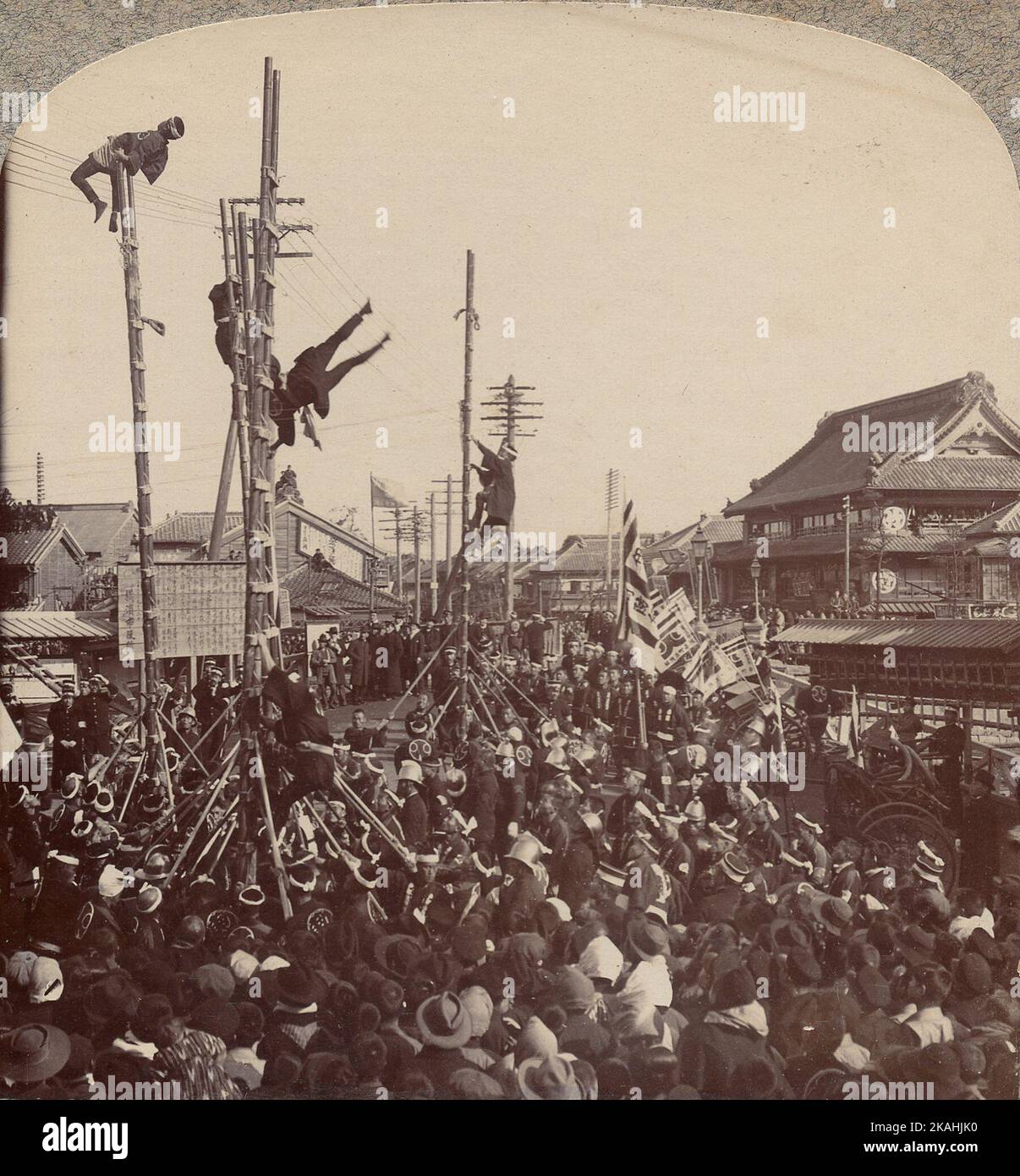 Japan, Feuerwehrmänner, die auf der Party zum neuen Jahr Stunts veringen Stockfoto