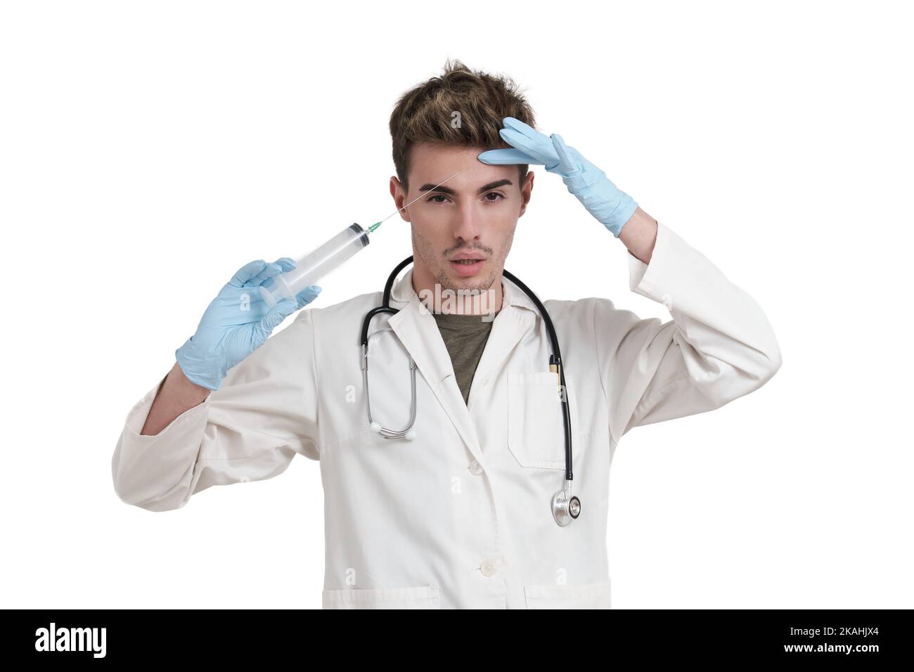 Junge kaukasische Kosmetikerin, die sich isoliert Gesichtsstraffung spritzt. Stockfoto