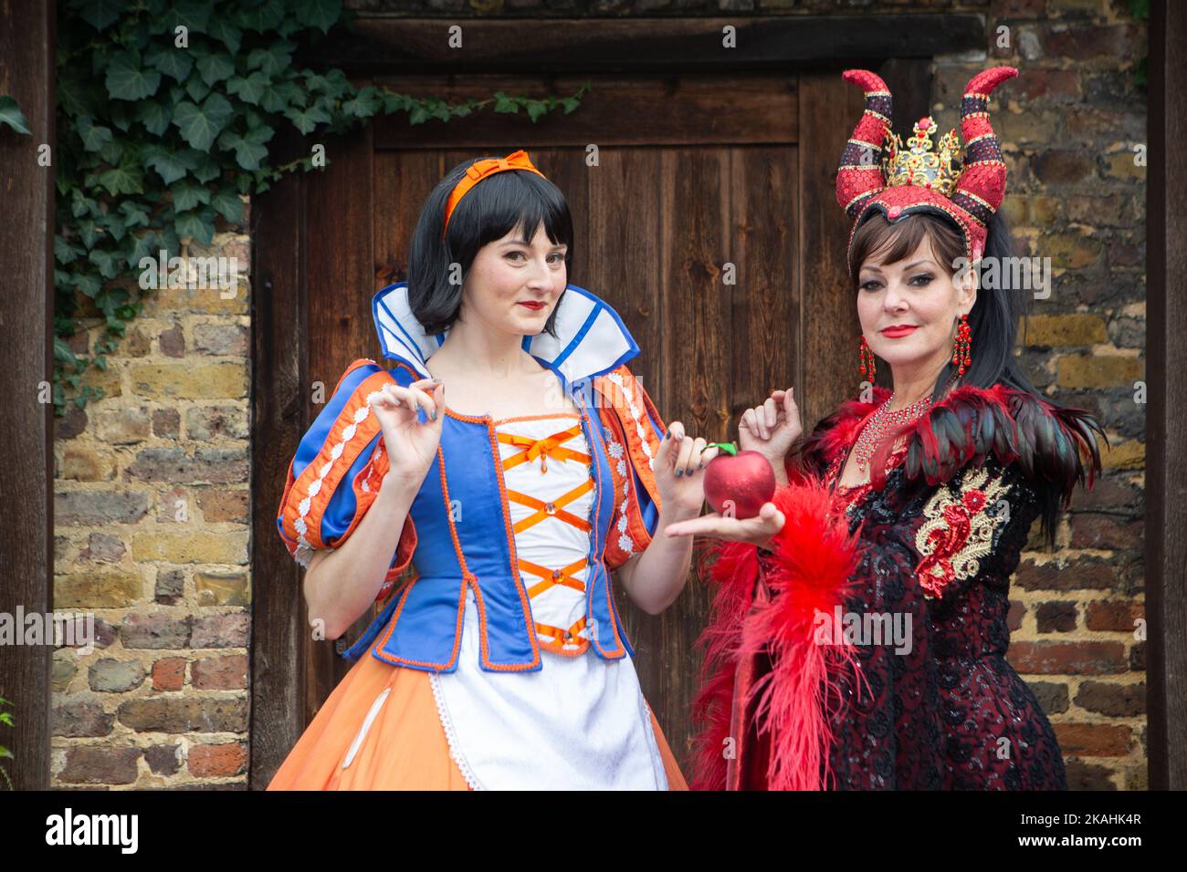 London, Großbritannien. 02.. November 2022. Hannah Lowther als Schneewittchen und Ruthie Hensall als die böse Königin, Teil der Besetzung von ÕSnow White and the Seven DwarfsÕ im Cannizaro House, Wimbledon. Die Pantomime wird an Weihnachten im New Wimbledon Theatre zu sehen sein. Bilddatum:Mittwoch, 2. November. Bildnachweis sollte lauten Kredit: Katie Collins/Alamy Live News Stockfoto