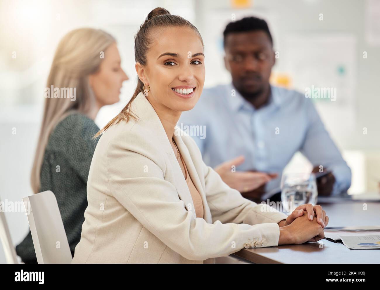 Glückliche Frau, Porträt- und Geschäftstreffen mit Team, Mitarbeitern oder Mitarbeitern im modernen Büro für Workshops, Schulungen oder Strategiepräsentationen. Lächeln Stockfoto