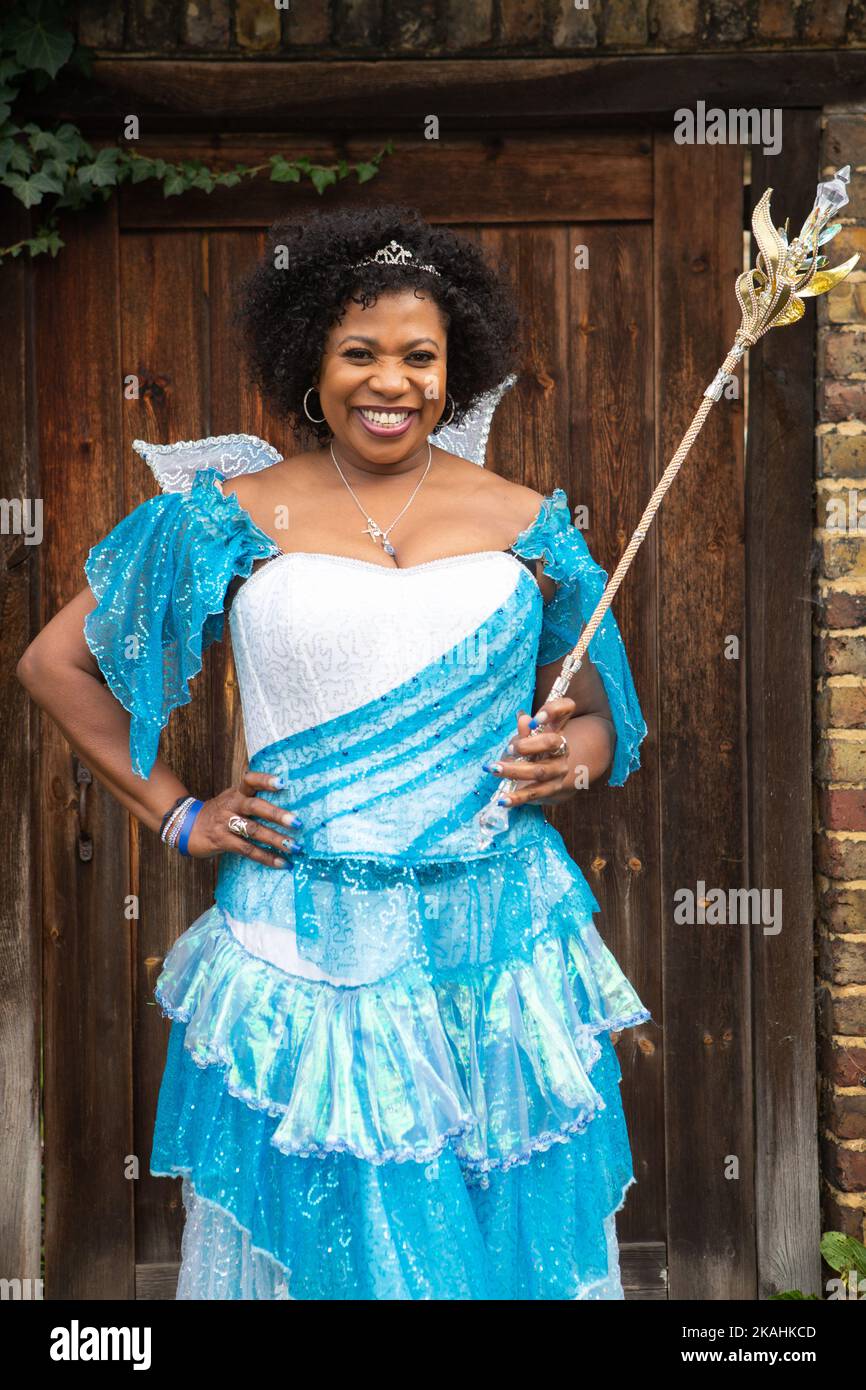 London, Großbritannien. 02.. November 2022. Brenda Edwards als der Geist von Pantomime im Cannizaro House, Wimbledon. Sie gehört zu den Darstellern von ÕSnow White and the Seven DwarfsÕ, der Pantomime von 2022, die an Weihnachten im New Wimbledon Theatre zu sehen sein wird. Bilddatum:Mittwoch, 2. November. Bildnachweis sollte lauten Kredit: Katie Collins/Alamy Live News Stockfoto