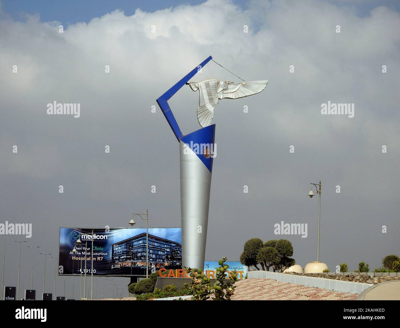 Kairo, Ägypten, September 17 2022: Internationaler Flughafen Kairo Schild, der wichtigste internationale Flughafen von Kairo und der größte und verkehrsreichste Flughafen in Stockfoto