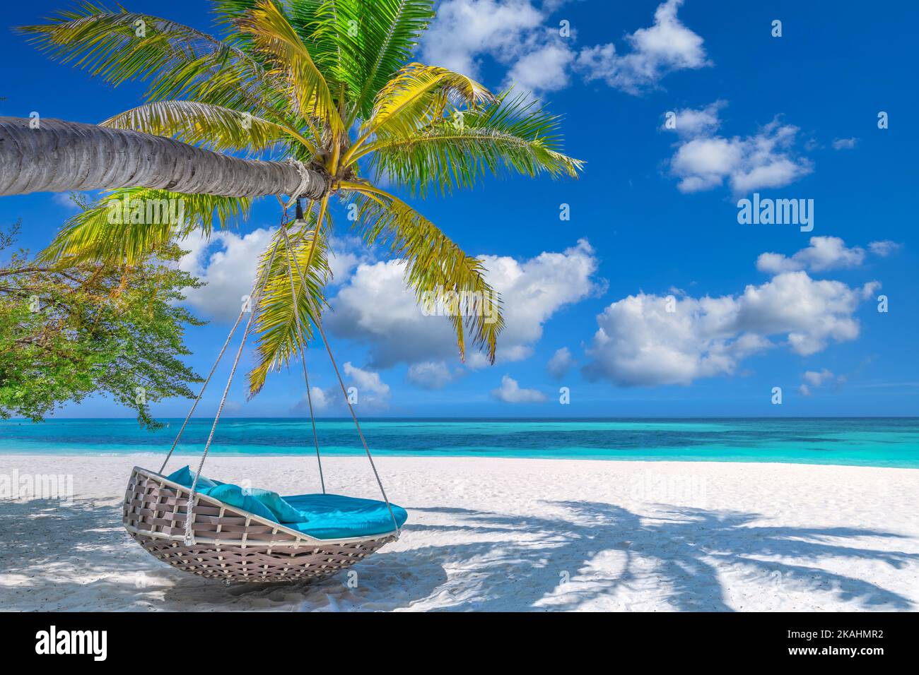 Tropischer Relax-Strand als Sommerinsel-Landschaft mit Strandschaukel auf Palmen, in der Nähe von fantastischem Meerblick und Sand. Unglaublicher Strandpanorama-Urlaub. Friedlich Stockfoto