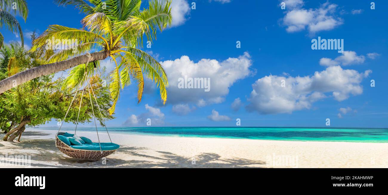 Tropischer Relax-Strand als Sommerinsel-Landschaft mit Strandschaukel auf Palmen, in der Nähe von fantastischem Meerblick und Sand. Unglaublicher Strandpanorama-Urlaub. Friedlich Stockfoto