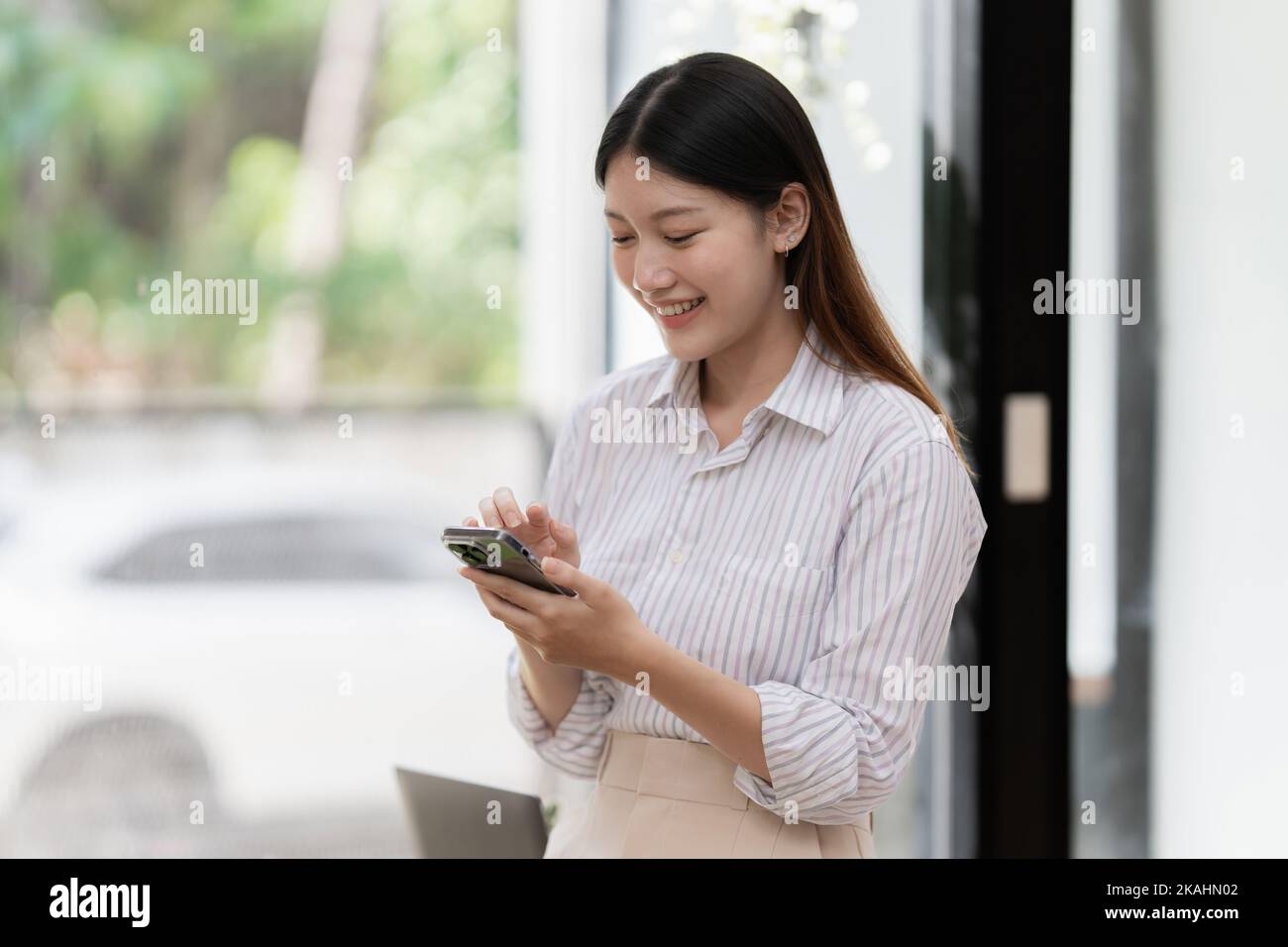 Eine Geschäftsfrau vervollständigt KYC mithilfe eines Online-Banking-Programms, um ein digitales Sparkonto zu eröffnen. Die Definition von Cyber-Sicherheit Stockfoto