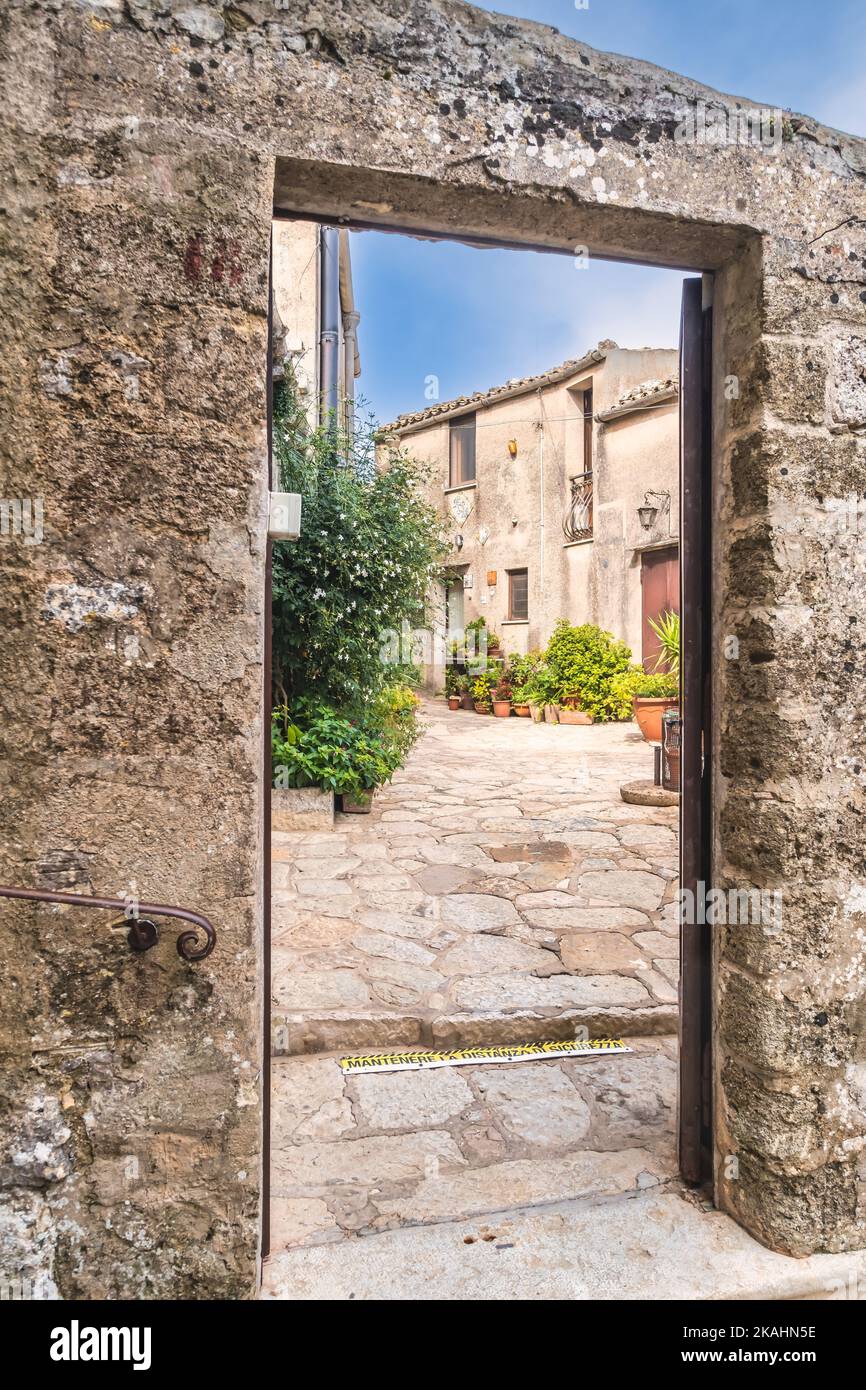 Kleine Straßen in der Bergstadt Erice im Westen Siziliens, Italien Stockfoto