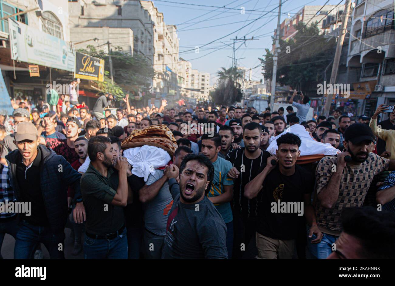 Gaza, Palästina. 01.. November 2022. (ANMERKUNG DER REDAKTION: Bild zeigt den Tod) Palästinenser tragen die Leichen der beiden jungen Männer Khaled Shurrab und Mustafa al-Samarin während ihrer Beerdigung in Khan Yunis im südlichen Gazastreifen. Die beiden Palästinenser, Shurrab und al-Samary, wurden während ihrer Migration nach Europa während des Untergangs eines Bootes getötet, um ein besseres Leben zu führen. Tausende von Bewohnern der Mittelschicht wurden in den letzten Jahren aufgrund der harten Lebensbedingungen im Gazastreifen vertrieben. Kredit: SOPA Images Limited/Alamy Live Nachrichten Stockfoto