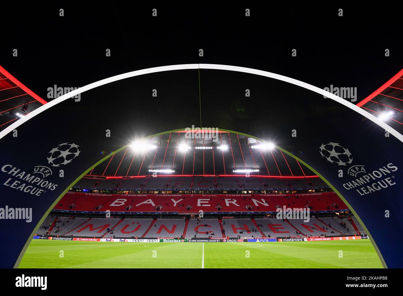 München, Deutschland. 01. November 2022. Vor dem Fußballspiel der UEFA Champions League zwischen dem FC Bayern München und dem FC Internazionale wird ein allgemeiner Blick auf den UEFA-Spielerbogen und die Allianz Arena gegeben. Nicolò Campo/Alamy Live News Stockfoto