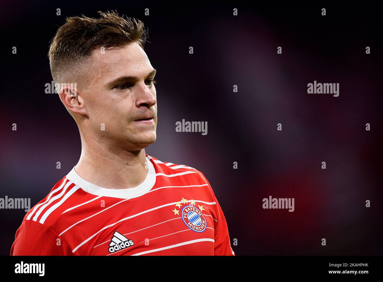 München, Deutschland. 01. November 2022. Joshua Kimmich vom FC Bayern München schaut während des UEFA Champions League Fußballspiels zwischen dem FC Bayern München und dem FC Internazionale auf. Nicolò Campo/Alamy Live News Stockfoto