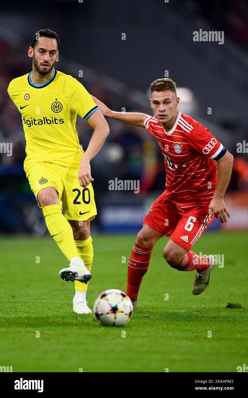 München, Deutschland. 01. November 2022. Hakan Calhanoglu vom FC Internazionale tritt mit Joshua Kimmich vom FC Bayern München beim UEFA Champions League-Fußballspiel zwischen dem FC Bayern München und dem FC Internazionale um den Ball an. Nicolò Campo/Alamy Live News Stockfoto