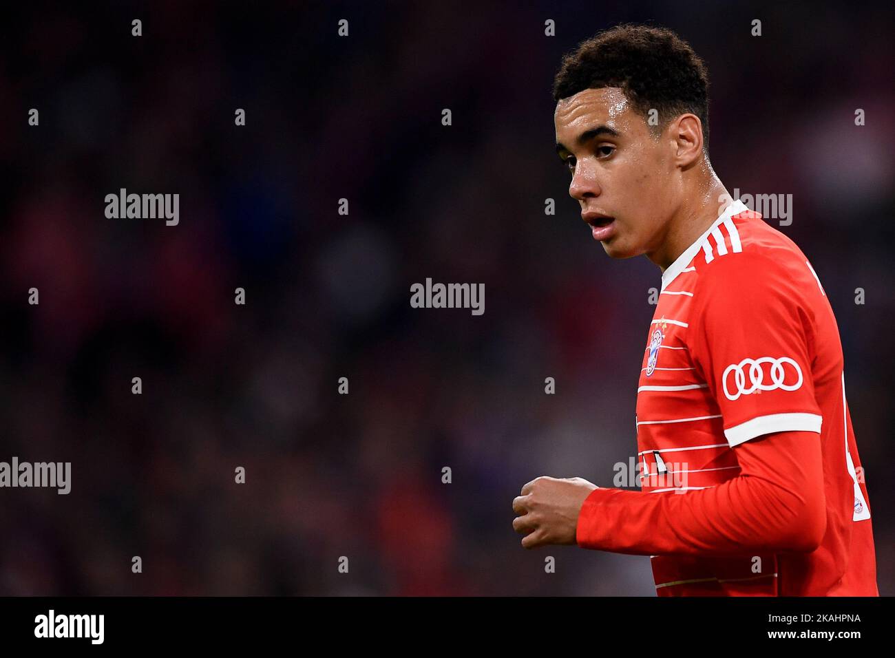 München, Deutschland. 01. November 2022. Jamal Musiala vom FC Bayern München schaut während des UEFA Champions League Fußballspiels zwischen dem FC Bayern München und dem FC Internazionale auf. Nicolò Campo/Alamy Live News Stockfoto