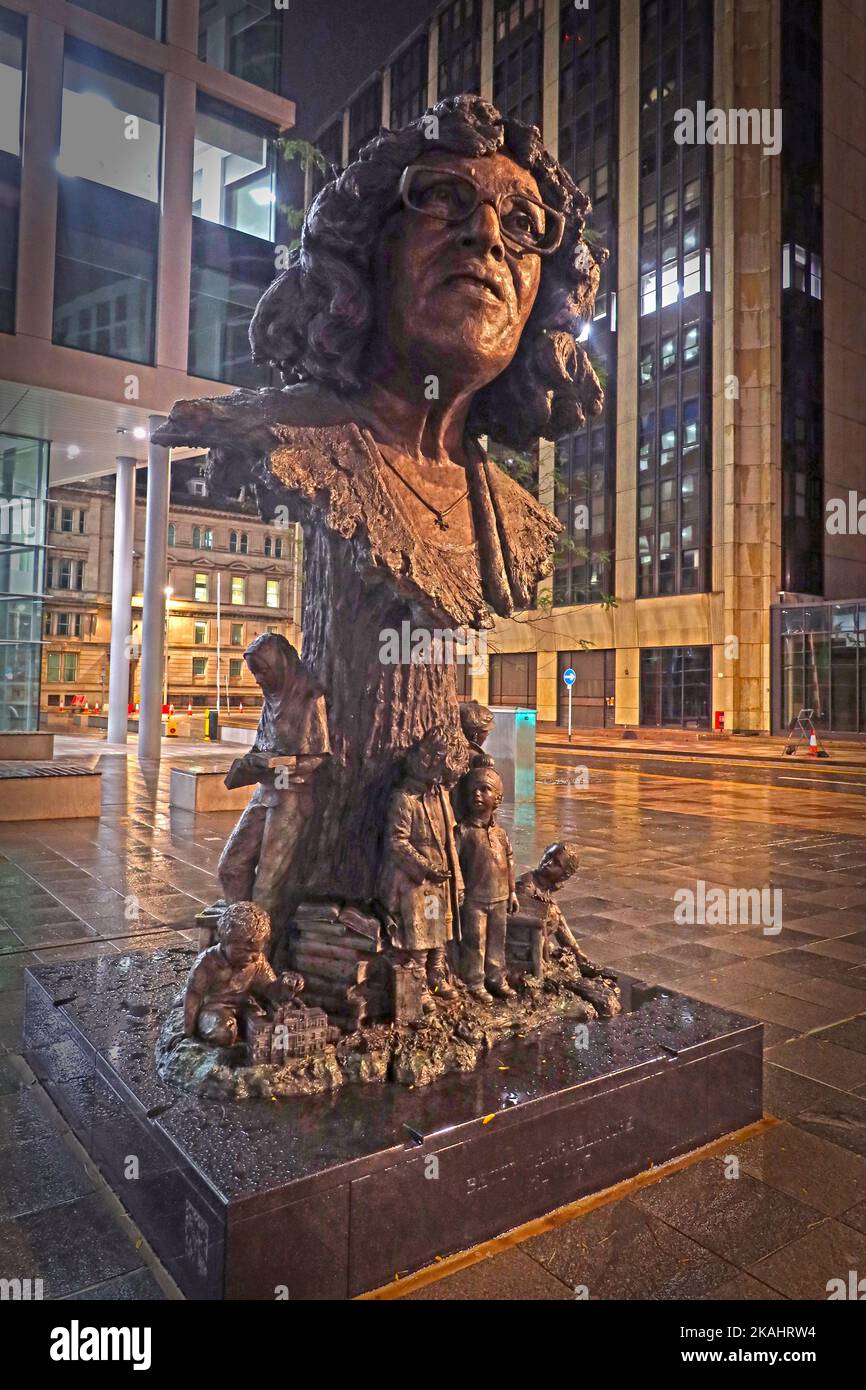 Betty Campbell: Statue ehrt Wales' ersten schwarzen Kopf Lehrer, in Central Square, Cardiff, Wales - schwarze Geschichte Aktivistin - Rachel Elizabeth Campbell Stockfoto