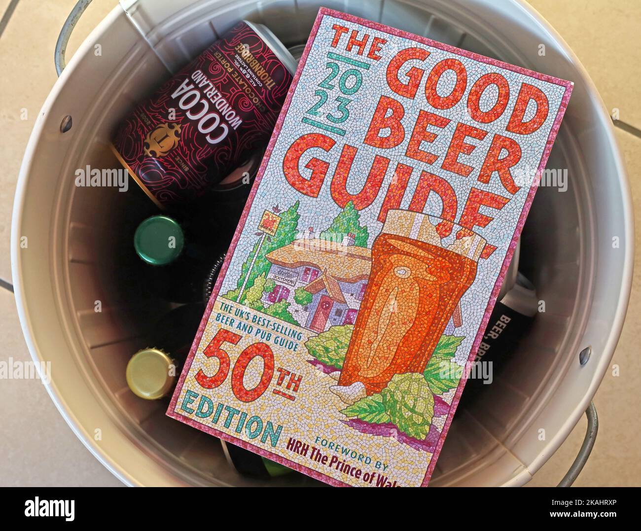 Fünfzig (50) Jahre der CAMRA zusammengestellt Good Beer Guide Stockfoto