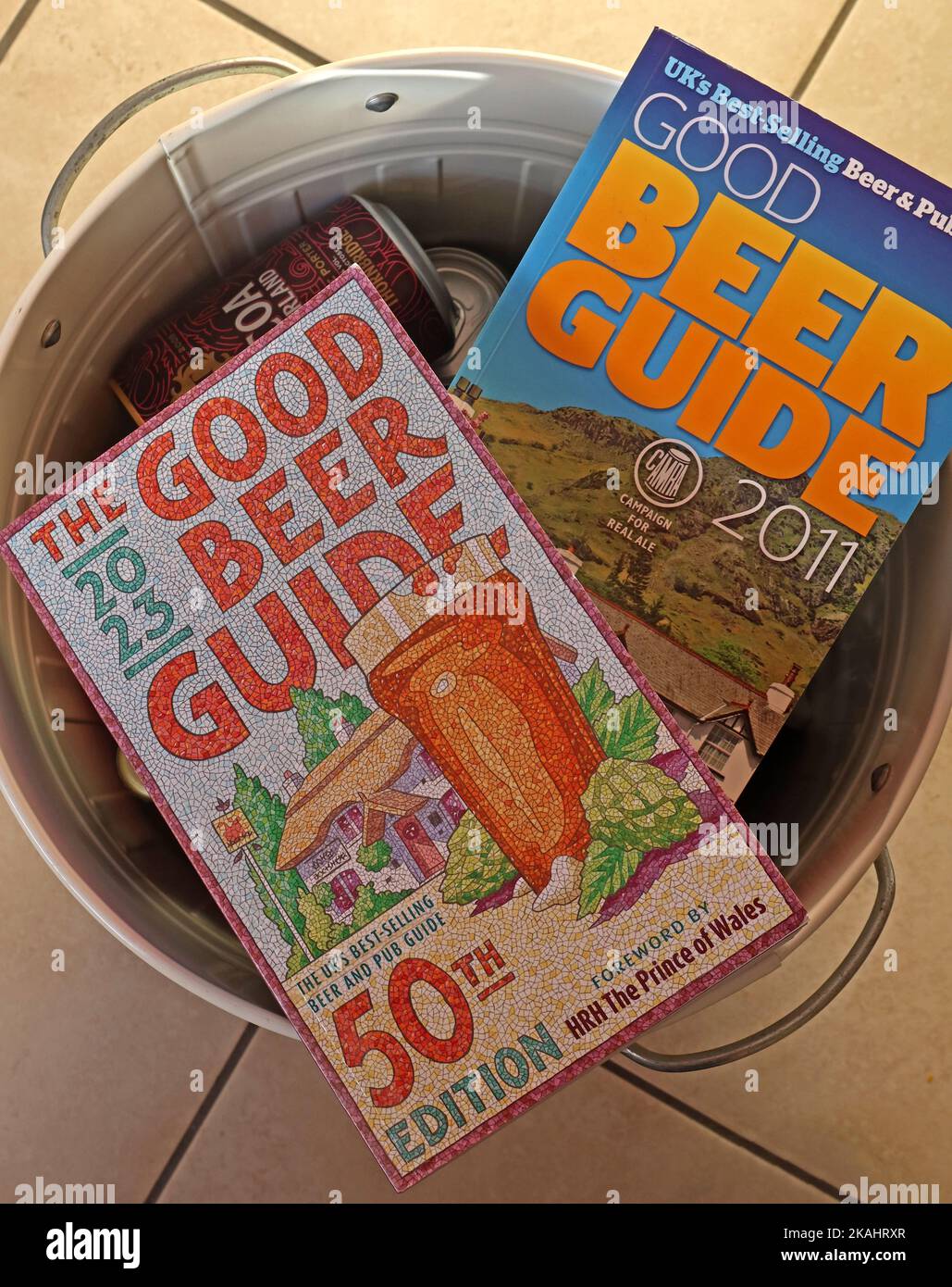 Fünfzig (50) Jahre der CAMRA zusammengestellt Good Beer Guide Stockfoto