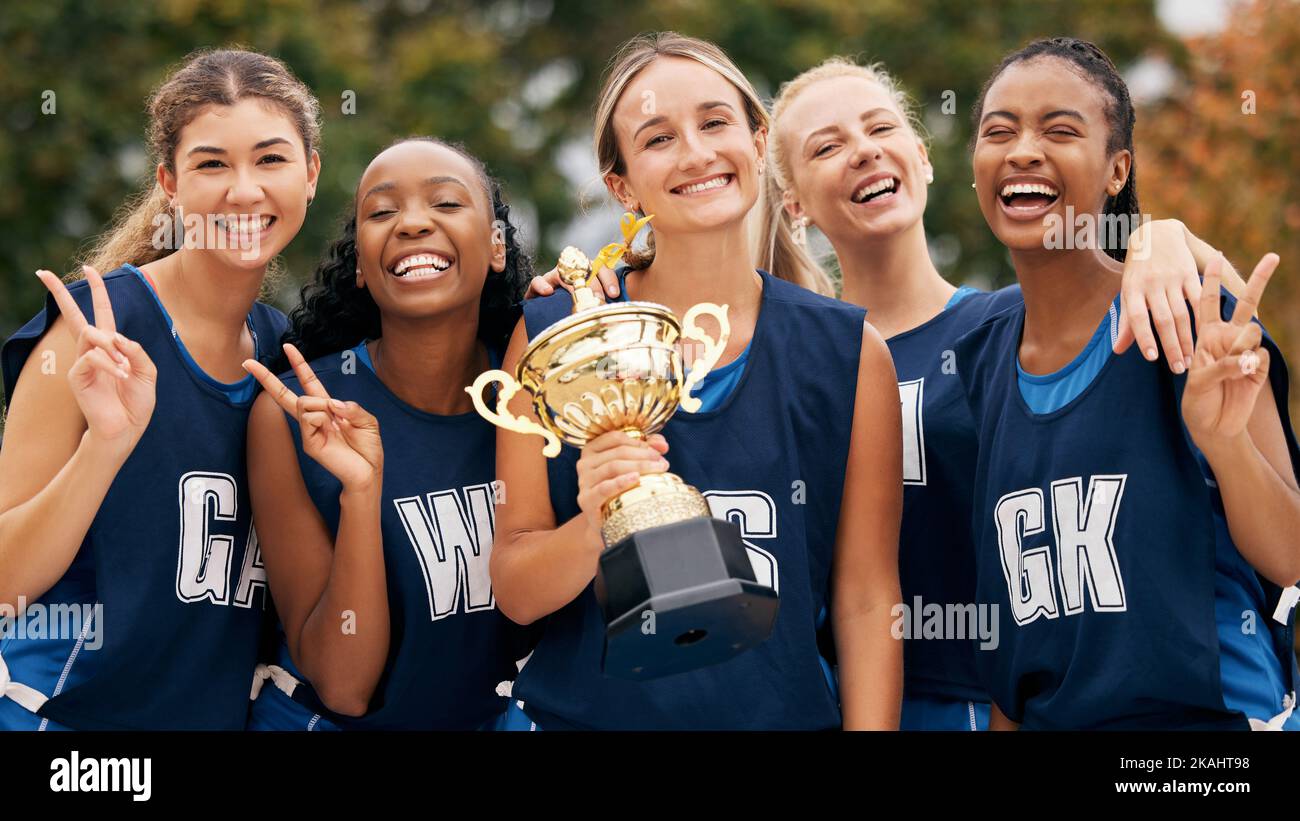 Frauen mit Netball, Trophäe und Gewinnerinnen mit Teamportrait für Erfolg, Ziel und Feier für Wettkampf oder Spiel. Happy Sport Teenager Gruppe mit Stockfoto