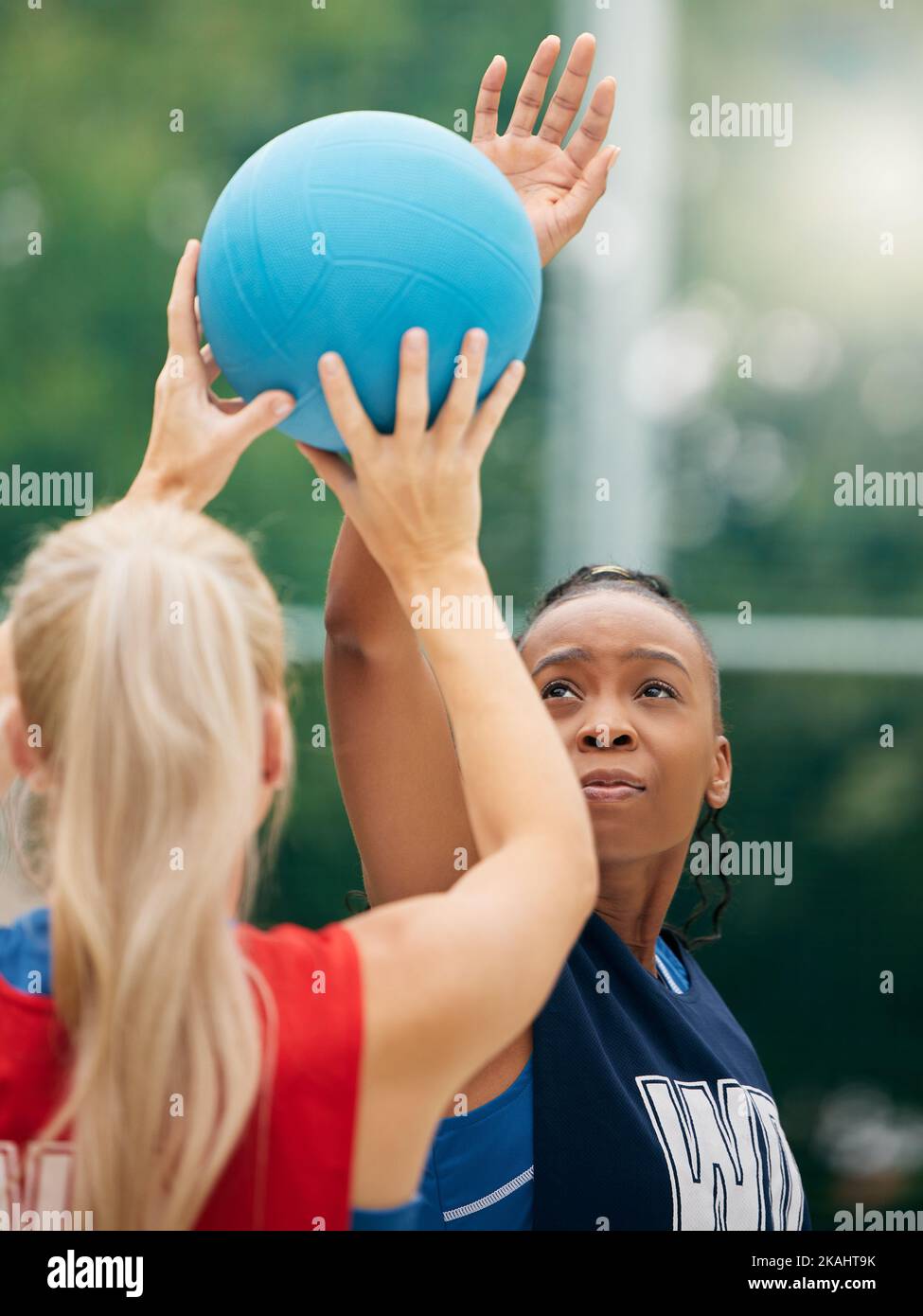 Sport, Sportler und Wettkampf, Netball und Fitness im Freien mit jungen Schulen oder Hochschulteams, die Spiel spielen. Vielfalt, Bewegung und Training draußen Stockfoto