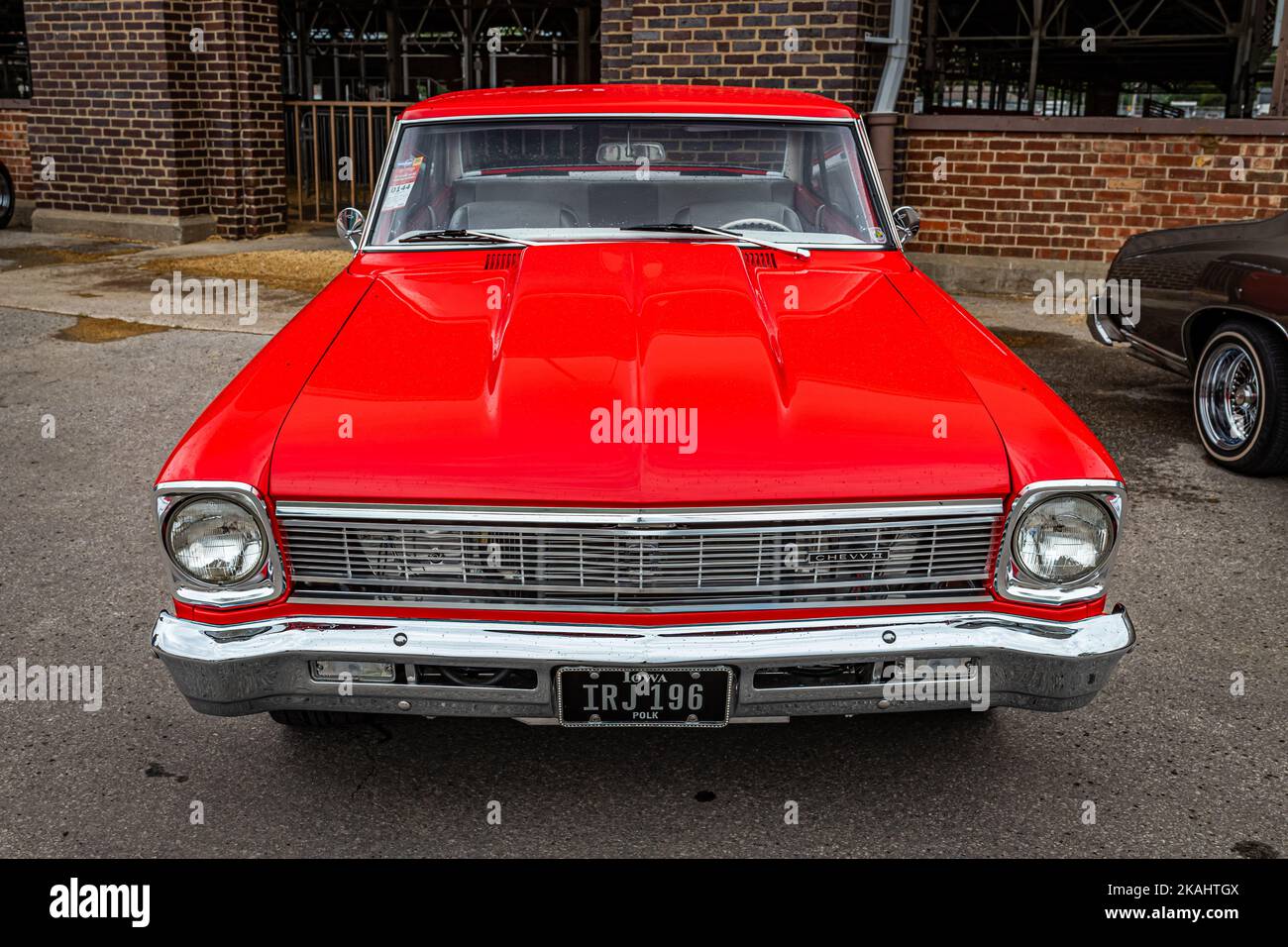 Des Moines, IA - 01. Juli 2022: Hochperspektivische Frontansicht eines Chevrolet Chevy II Nova 2 Door Hardtop aus dem Jahr 1966 auf einer lokalen Automobilmesse. Stockfoto