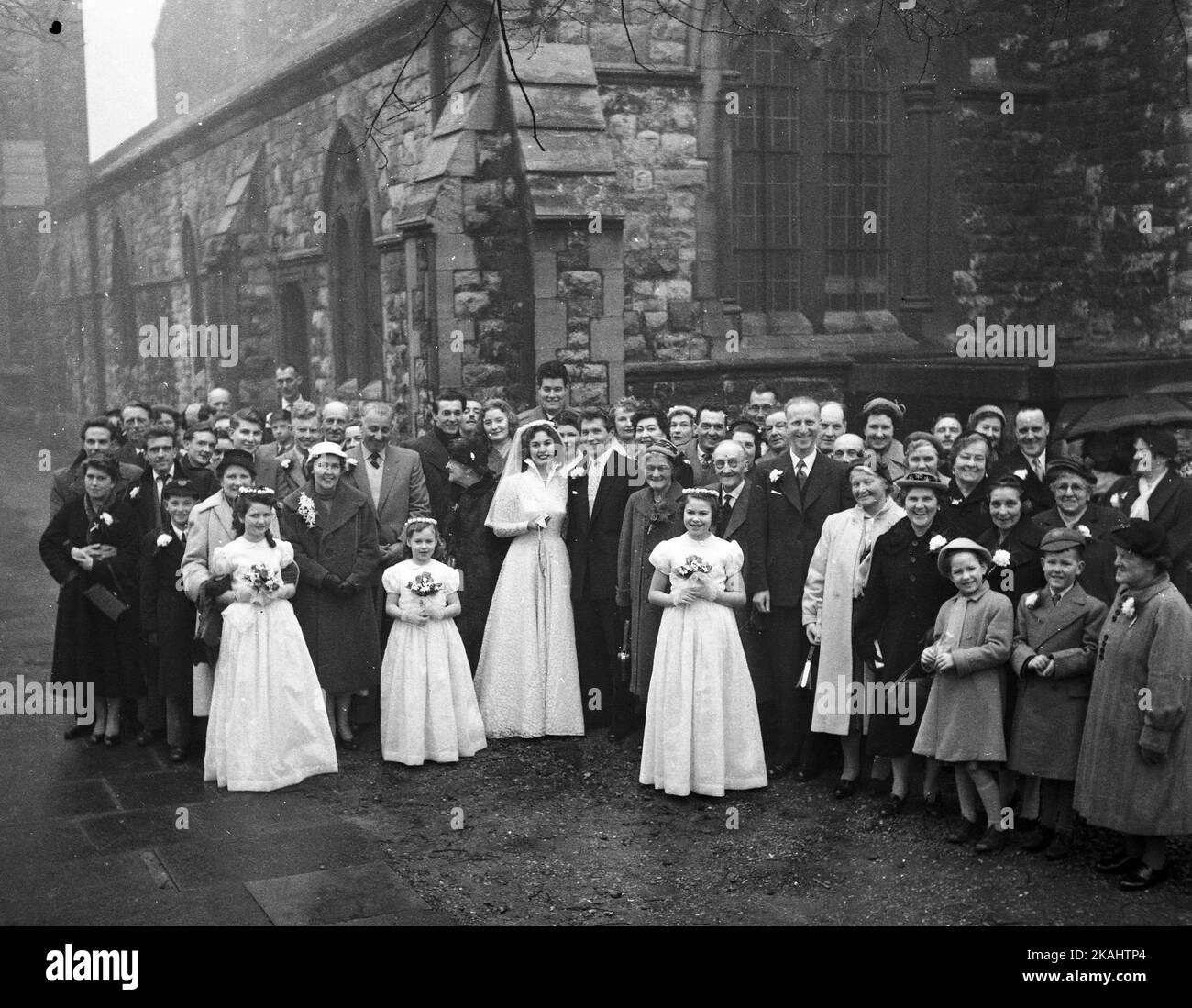 Hochzeitstag von Mr & Mrs Francis von 23 Myrtle Road, London E17 c1952 Gruppenfoto der Teilnehmer der Hochzeit vor der St. Saviour's Church, Walthamstow. Foto von Tony Henshaw Archive Stockfoto