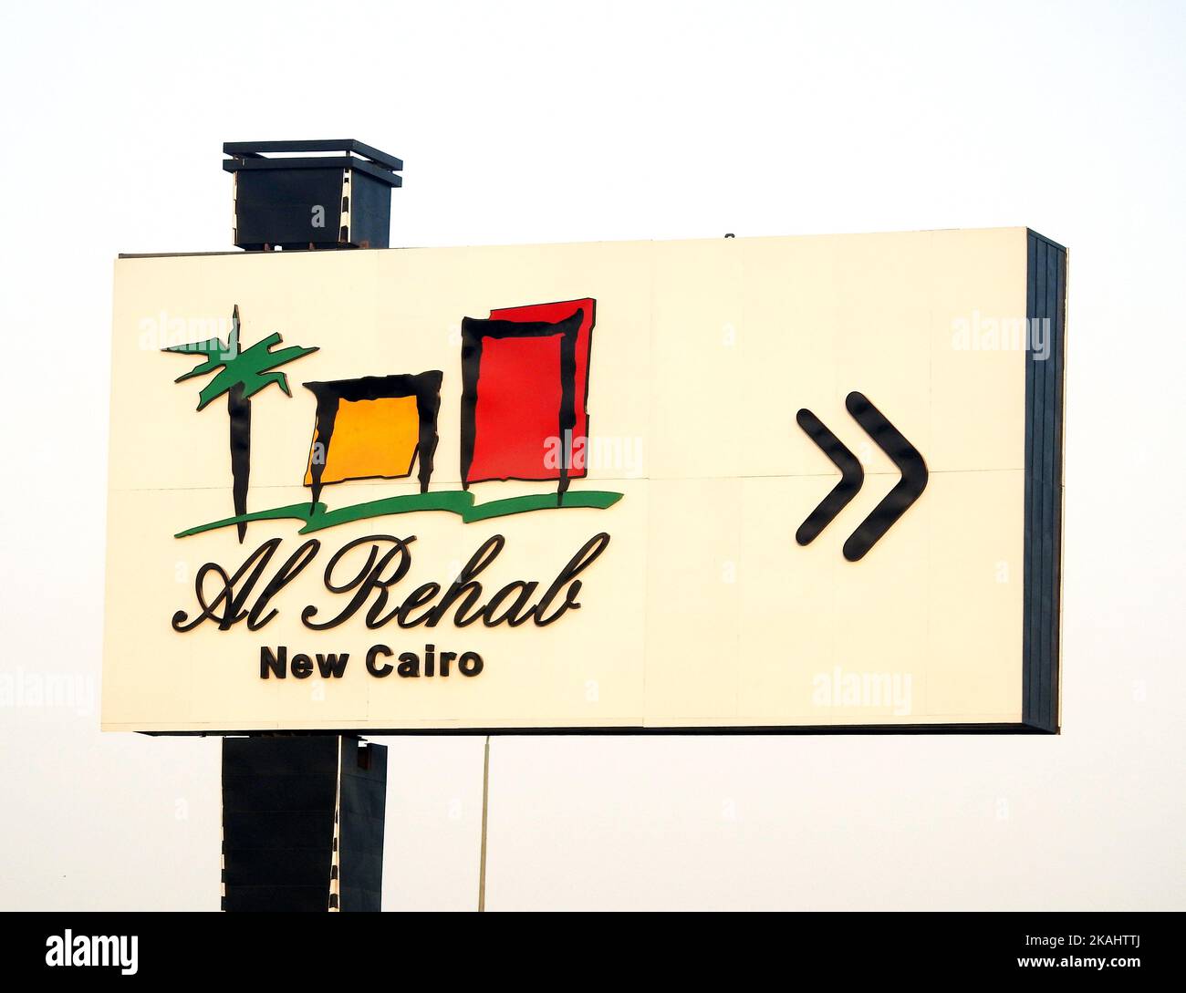Kairo, Ägypten, September 29 2022: Al Rehab Stadt in New Cairo Richtungsschild von TMG Talaat Moustafa Group, einem der größten Konzerne Ägyptens, Stockfoto